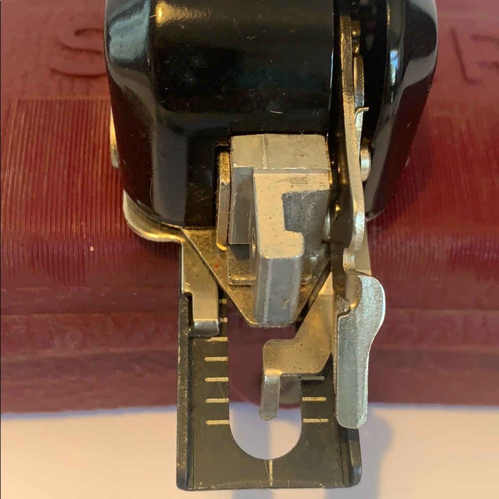 Singer Buttonholer - image 6